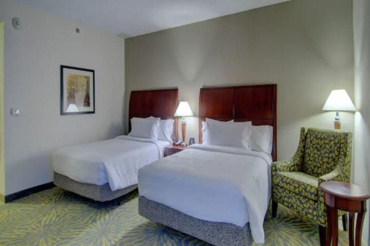 Hilton Garden Inn Норуолк Экстерьер фото
